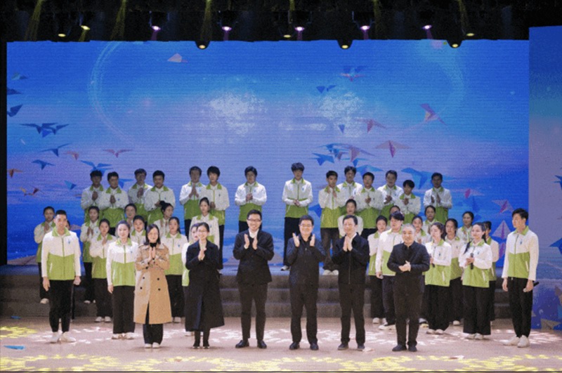 ��ϯ�I(l��ng)��(d��o)��ͬ�l(f��)�����Ҹ�������־Ը�߅f(xi��)��(hu��)��(hu��)�衶С�۴�ۡ�